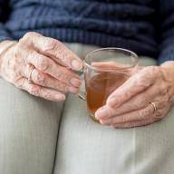 Sopraffatti da una solitudine che trasforma e impoverisce.